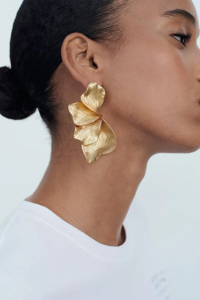 NÁUŠNICE VISIACE S LISTOM Z TEXTÚROVANÉHO KOVU