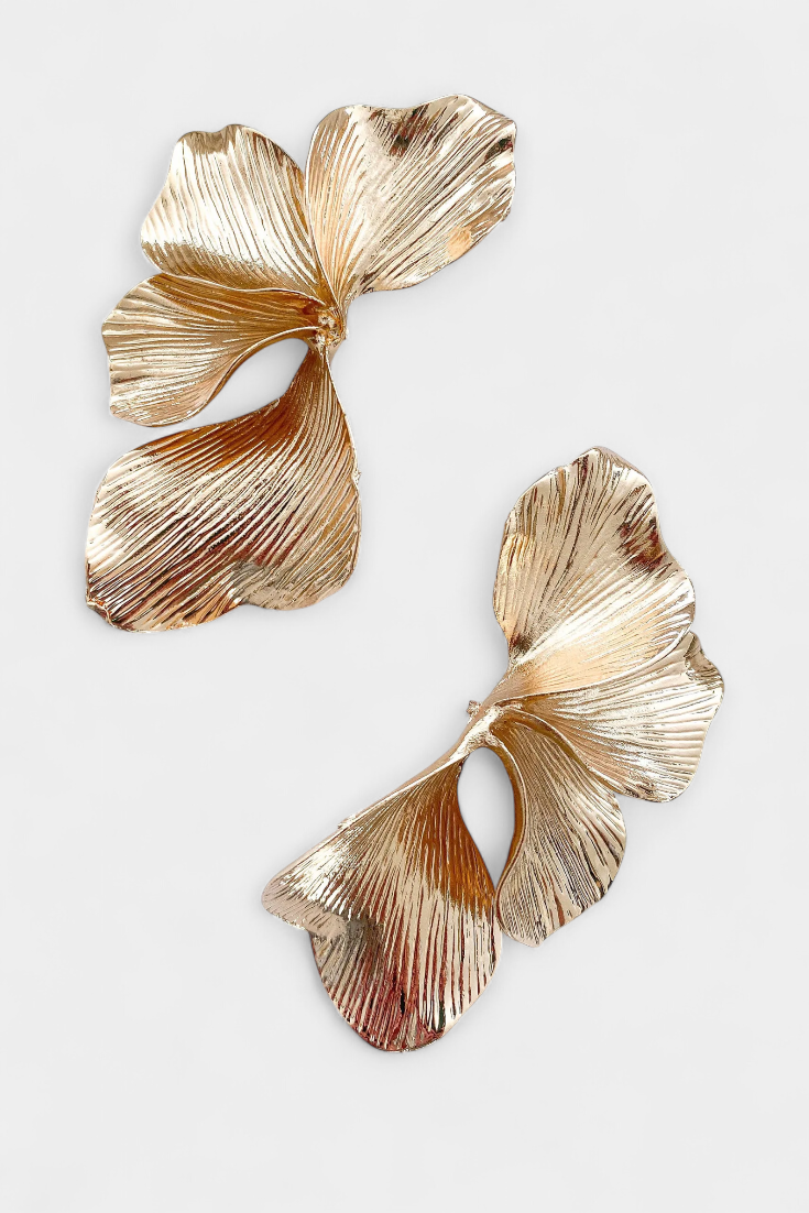 NÁUŠNICE VISIACE S LISTOM Z TEXTÚROVANÉHO KOVU