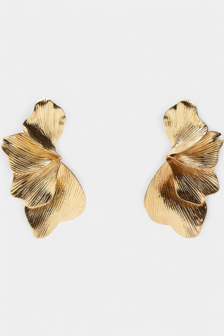 NÁUŠNICE VISIACE S LISTOM Z TEXTÚROVANÉHO KOVU